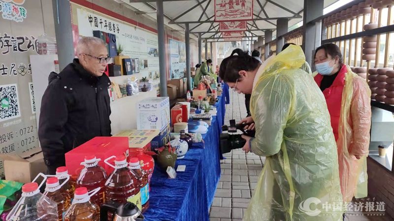 2枣阳灵鹿酒业亮相“灵秀湖北·四季村晚”暨“襄十随神·文旅走亲”城市群民间文艺展演随州站活动.jpg