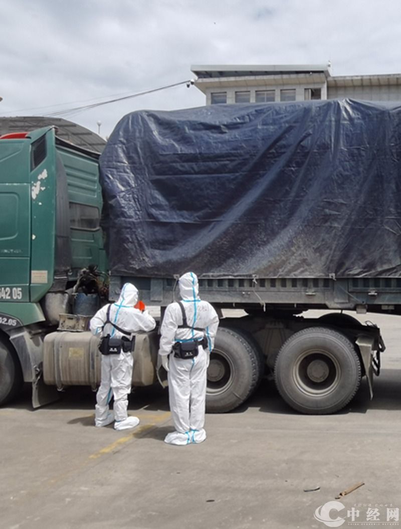 图1为：民警对入境货物车辆进行检查.jpg