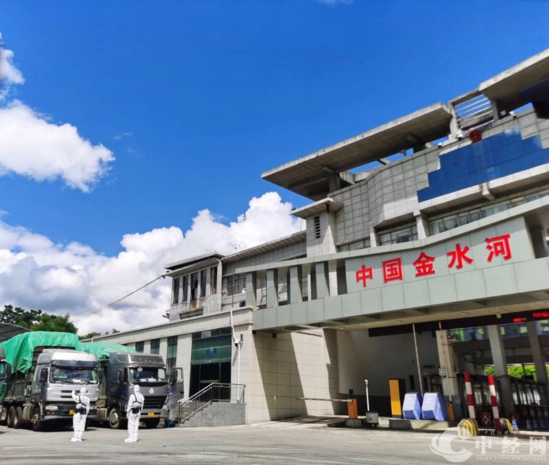 图2为：民警指挥入境货物车辆有序停靠查验区域.jpg