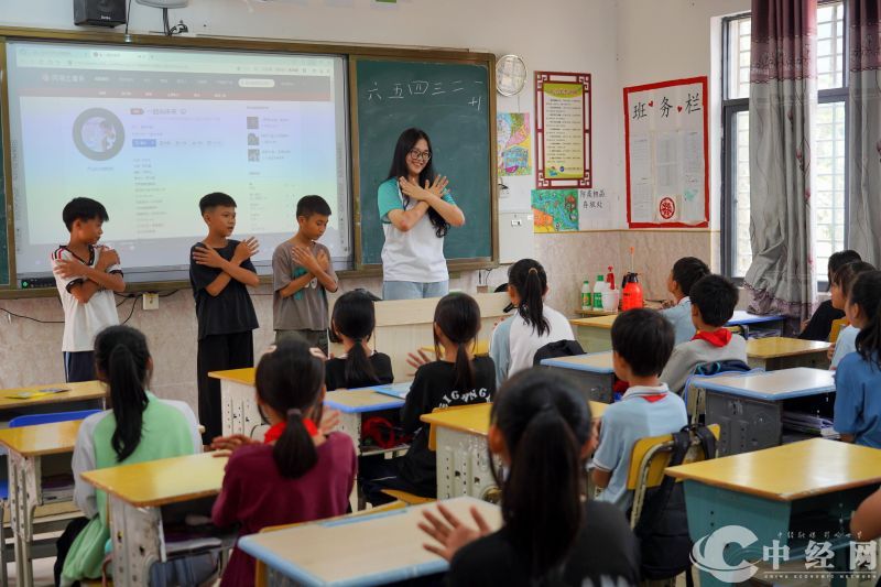 在祖关福和小学开展的“梦想课堂”支教活动.jpg